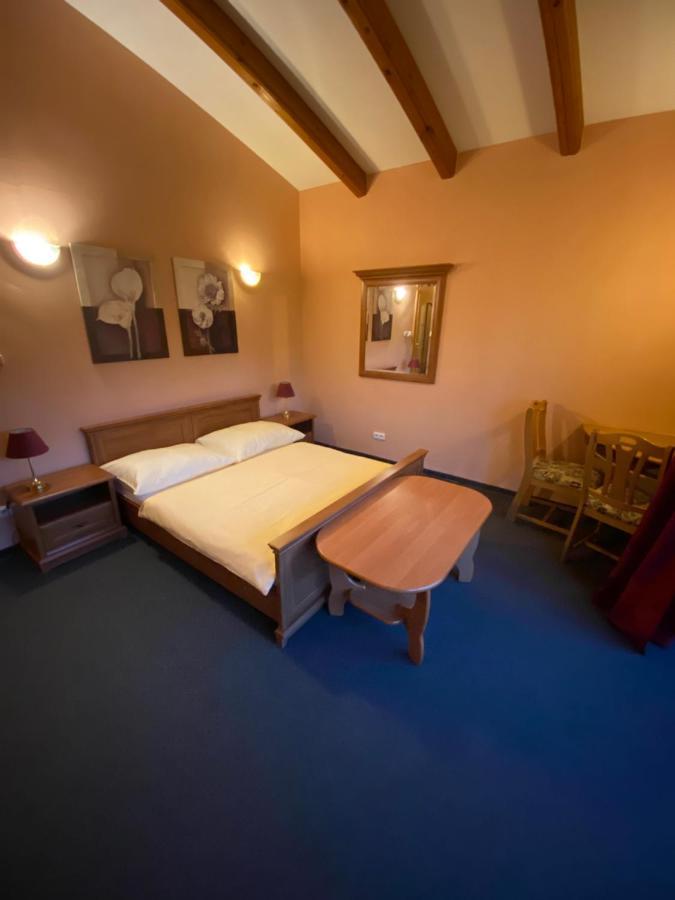 Selsky Dvur Perstejn Hotel Ngoại thất bức ảnh