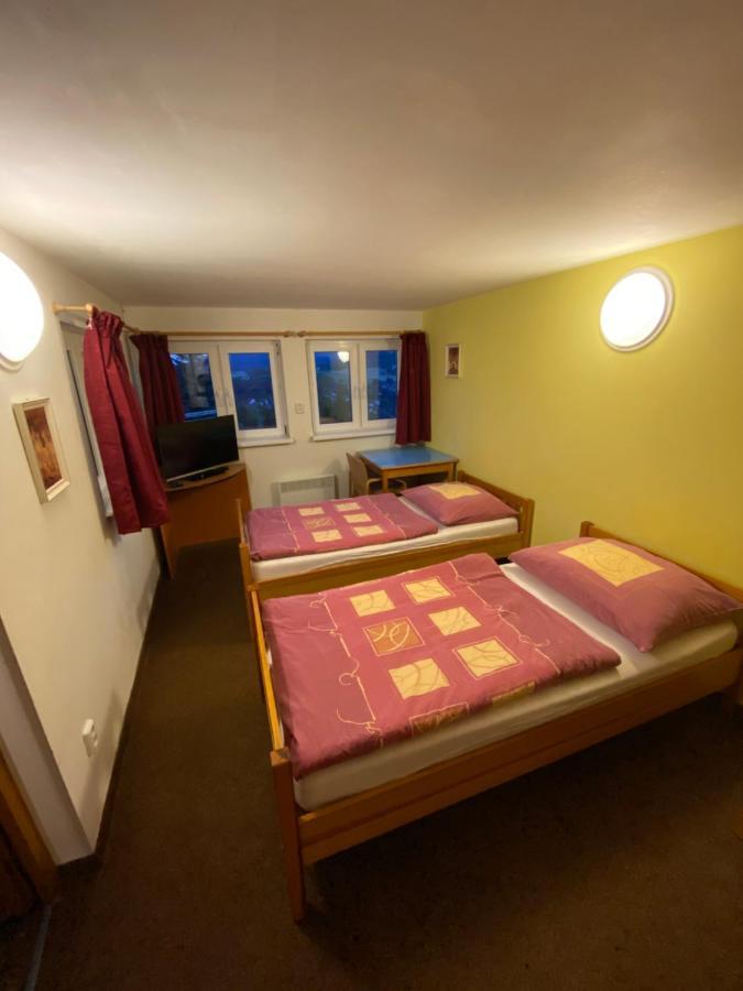 Selsky Dvur Perstejn Hotel Ngoại thất bức ảnh