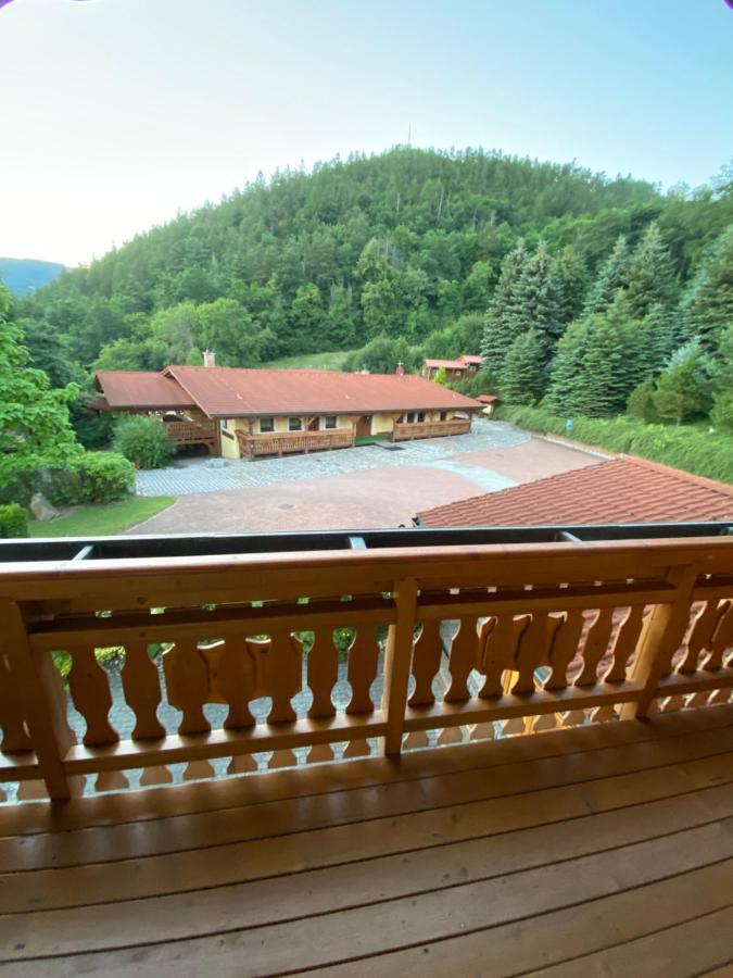 Selsky Dvur Perstejn Hotel Ngoại thất bức ảnh