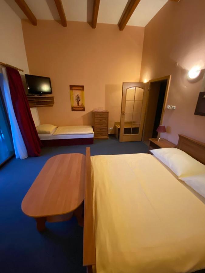 Selsky Dvur Perstejn Hotel Ngoại thất bức ảnh